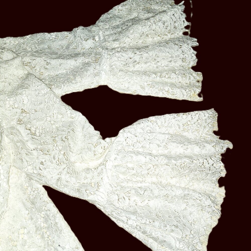 🔥HP WHBM WHITE LACE TOP W/ BELL SLEEVES FEATURING EYELASH FRINGE DETAIL SIZE 00